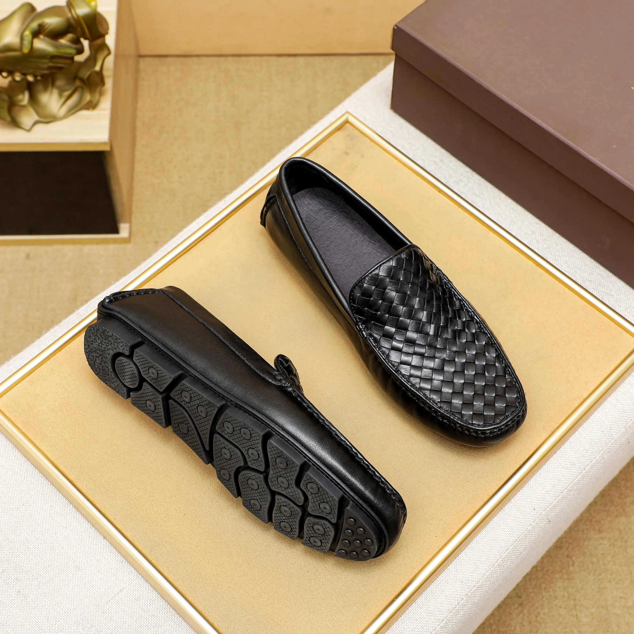 Factory price: 400￥🔥BV, high quality, the upper is made of imported first-layer soft cowhide genuine weaving + pigskin lining + the latest hardware buckle, the official website is 1:1 and the sole is only used for the sole. Rubber-resistant rubber outsole, counter quality 🙏 Customized for trendy men. Versatile style 💋Picture is black. Optional, code number: 38-44…